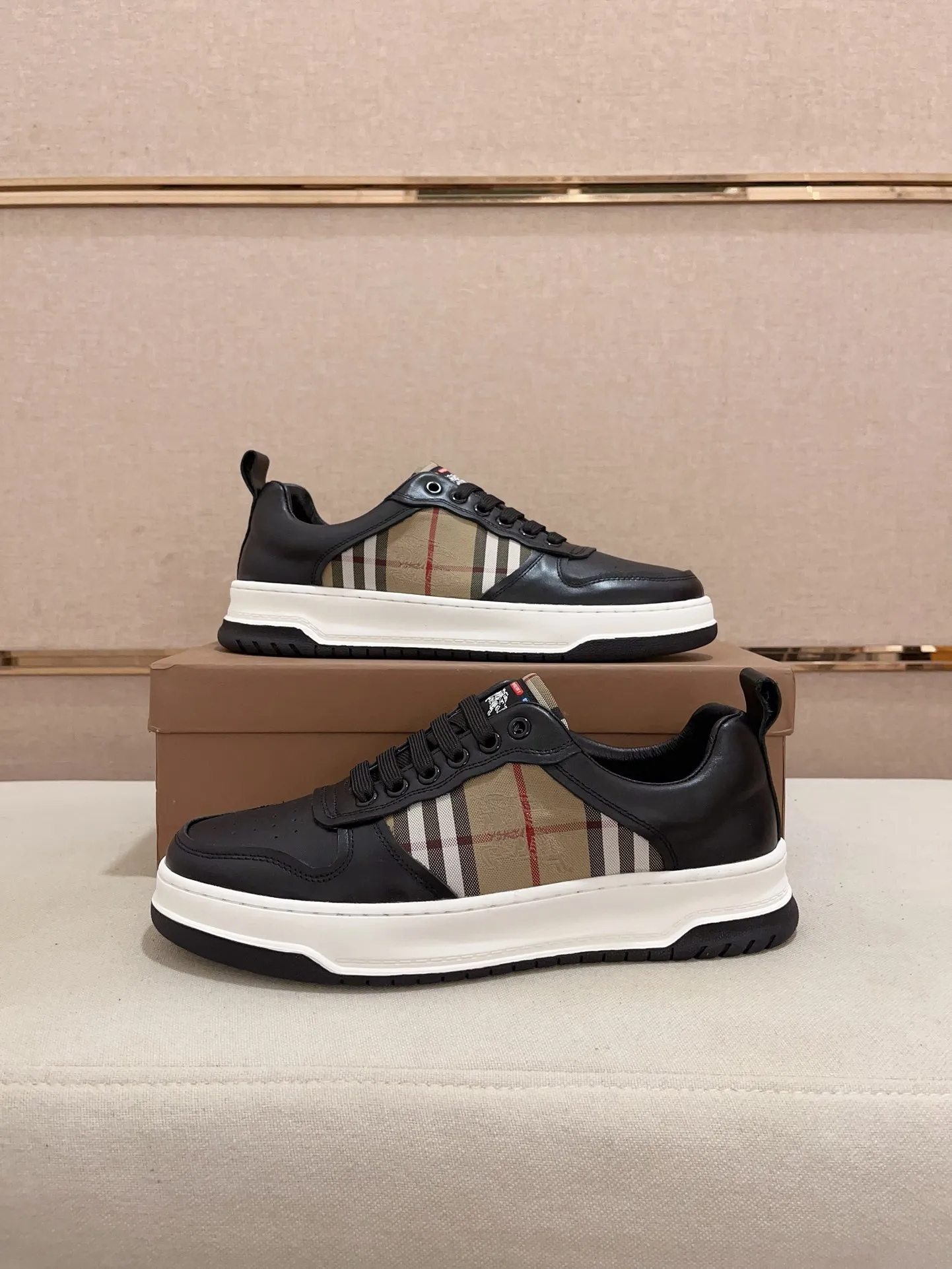 Men's shoes💰: 400💰🇮🇹🇮🇹The counters are synchronized with BURBERRY's top purchasing agents🔍🔍Synchronized sales. Positive code number: 38-44. Italian imported cowhide with official website fabric. Fully imported sheepskin lining, sole: original sole provided by the original factory, exclusive movable molded sole, super comfortable, original factory follow-up goods, 🔍🔍high quality, you can enter and leave the counter at will, welcome to compare (can be customized 45)